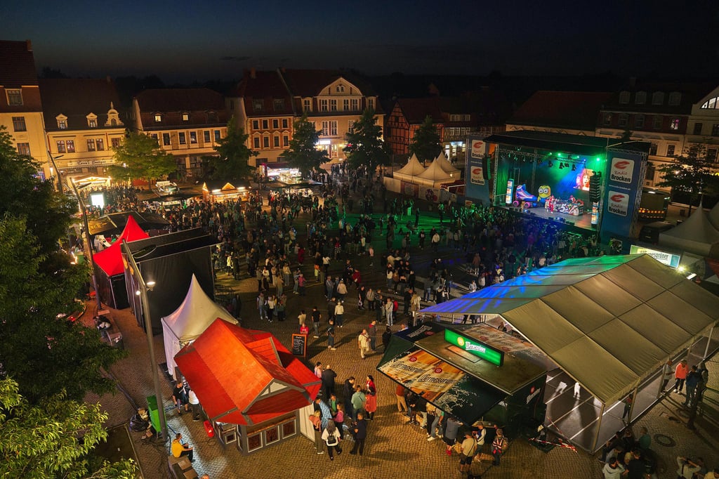Ein Blick von oben auf den Marktplatz, wo am Sonnabend auch Stargast Max Giesinger für das Publikum spielte.