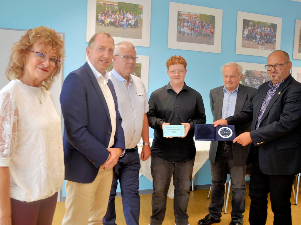 Arjen Schwarzkopf (Dritter von rechts) hat das Hermann-Kasten-Stipendium bekommen. Überreicht wurde dem Neuntklässler dieses von Schulleiterin Verena Frank, den Stiftern Sven Wagner, Michael Hauschild (von links) und Thomas Wagner (rechts) sowie Roland Döring, ein Urenkel Hermann Kastens.