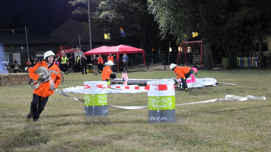 Beim Nachtpokallauf in Güterglück wartete ein Löschangriff der besonderen Art auf die Teilnehmer.