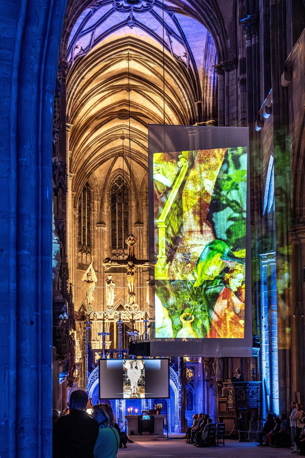 Blick in den Halberstädter Dom, in dem es anlässlich der Nacht der Kirchen spannende Videoinstallationen gab.