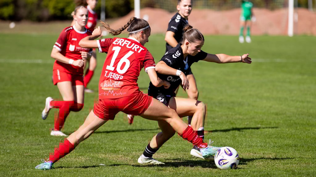 Die FCM-Frauen um Neele Abraham haben mit 2:1 beim 1. FV Erfurt gewonnen.