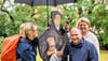 Christin Hufmüller (l.), Sandra Grüger und Jan Bresching versuchen eines der ersten Schilder anzubringen.