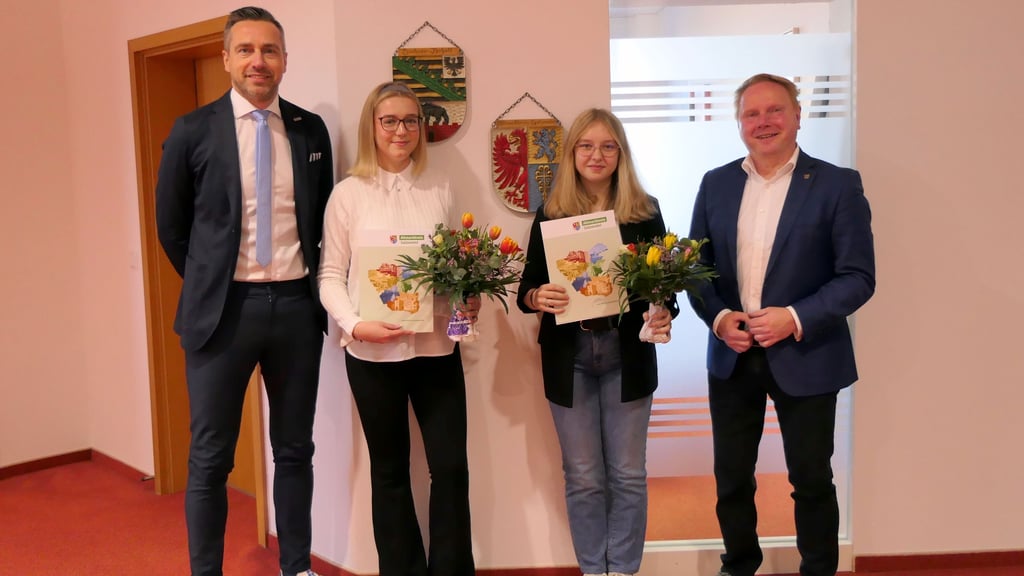 Maßnahme gegen den Zahnärztemangel: Alicia Brandt (links) und Lena-Marie Lemme erhielten im Januar 2025 vom Altmarkkreis Salzwedel jeweils ein Zahnmedizin-Stipendium.