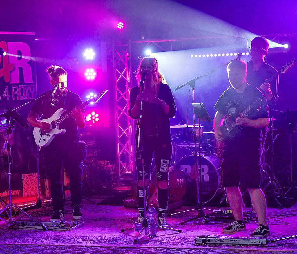 „Rock4Roxy“ gehört die Bühne am Freiagabend. Mancher hätte gern länger als bis 22 Uhr getanzt.