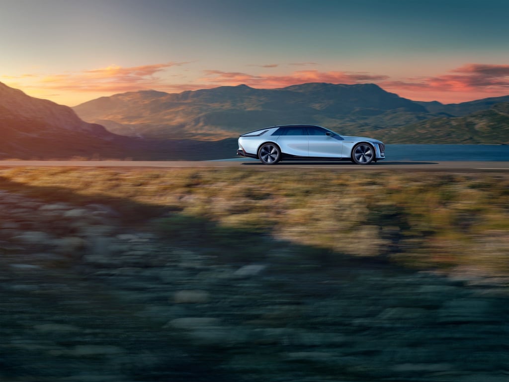 Weites Land - und langes Auto: Der rund 5,50 Meter lange Cadillac Celestiq lässt Erinnerungen an legendäre US-Straßenkreuzer aufkeimen.