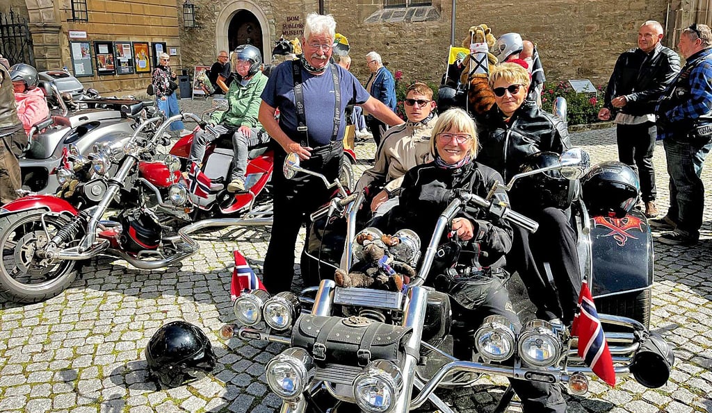 Carmen und Ingo Ullrich aus Bündorf waren mit ihren Trikes auf den Domplatz in Merseburg gekommen. Sie nahm Florian und Carola Hübner aus Leuna mit auf die Rundfahrt, er den Bad Dürrenberger Dietmar Knopf.