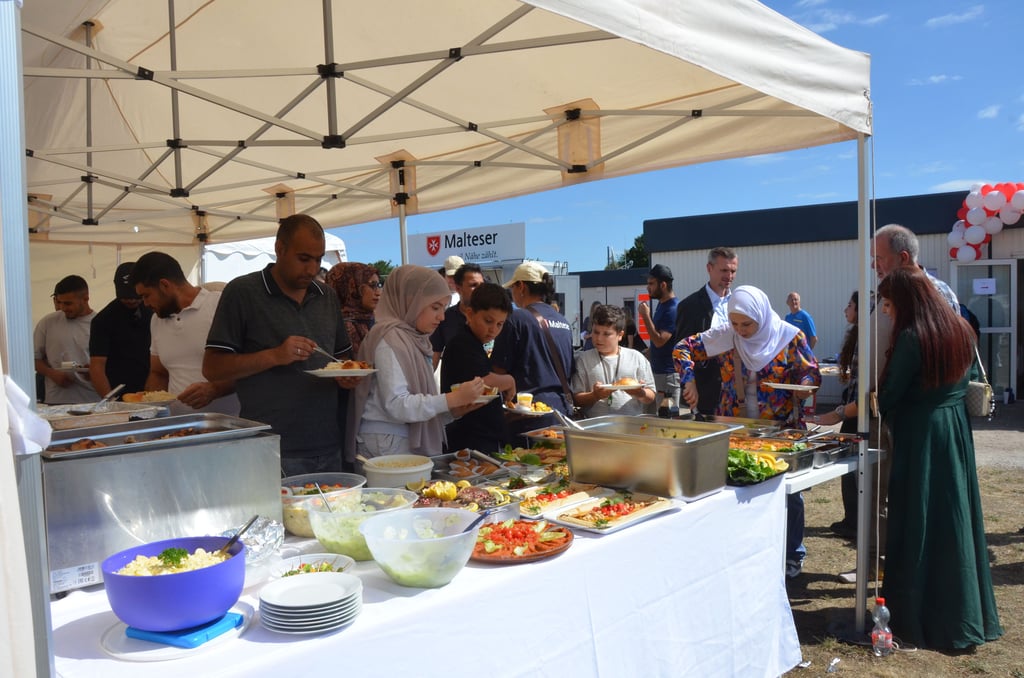 Fest zum zehnjährigen Jubiläum der Gemeinschaftsunterkunft Oschersleben. Ein Höhepunkt Feier war das interkulturelle Buffet.