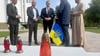Die Fraktionschefs Spahn und Miersch in der Gedenkstätte für die Opfer der russischen Besatzung in Butscha.