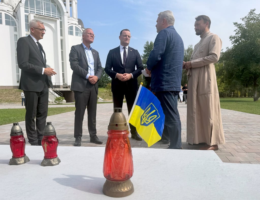 Die Fraktionschefs Spahn und Miersch in der Gedenkstätte für die Opfer der russischen Besatzung in Butscha.