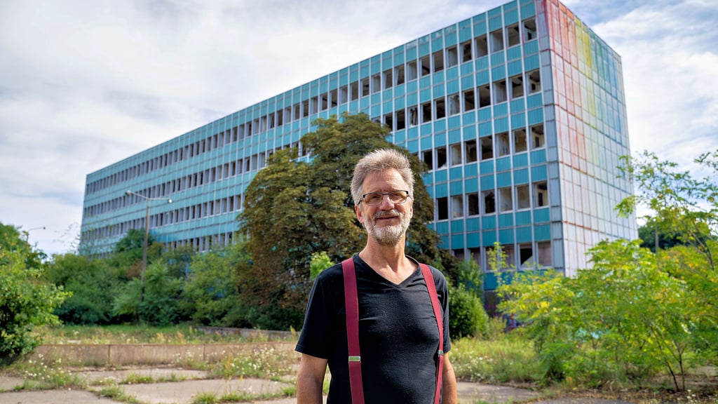 Der Schmetterlingspark von Kersten Liebold liegt direkt neben den Ruinen in Wittenberg. Seit Jahrzehnten hofft er vergeblich auf deren Abriss.