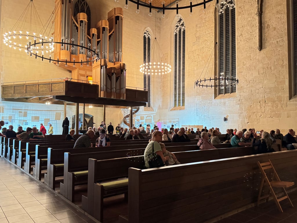 In der Andreaskirche überraschten Gitarre und Orgel mit wundervollen Klängen, dazu infomrierte eine Ausstellung über die Geschichte des Gotteshauses und dessen Wiederaufbau nach dem Zweiten Weltkrieg. 1985 wurde der Saalbau, der das im Krieg zerstörte Langhaus ersetzte, geweiht.