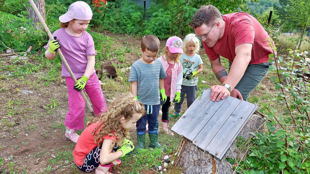 Im Wichtelwald in Wimmelburg steht ein Wichtelhaus. Da wohnen die Wichtel Felix und Flora. Hier sehen die Kinder mit Leiter Toni Schneider nach dem Rechten.