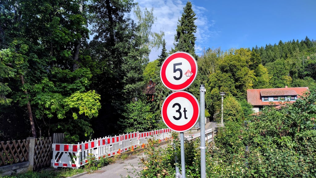 Die Holtemme-Brücke zum Wohngebiet Hasenwinkel im Wernigeröder Stadtteil Hasserode ist marode, muss notdürftig abgestützt werden.
