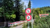 Die Holtemme-Brücke zum Wohngebiet Hasenwinkel im Wernigeröder Stadtteil Hasserode ist marode, muss notdürftig abgestützt werden.
