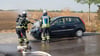 Die Einsatzkräfte aus Wanzleben löschen den Brand im Motorraum eines Pkw auf der Landesstraße 50.