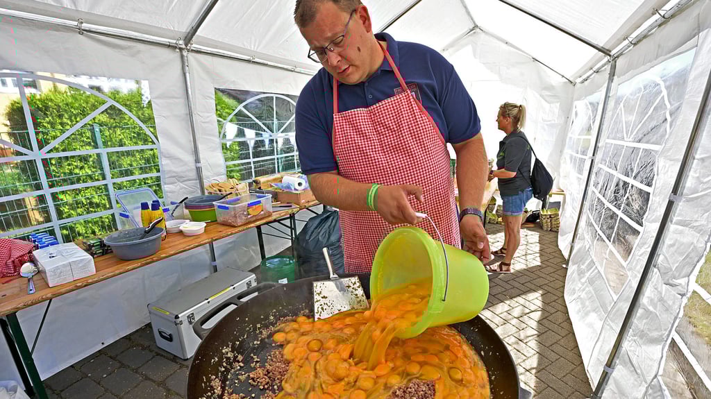 Mehr als 1.000 Eier werden zu Rührei verarbeitet: Danny Bierstedt ist der Mann an der Riesenpfanne.