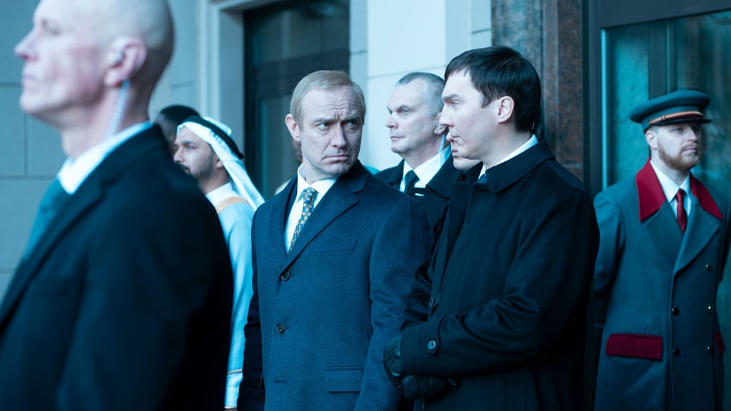 Jude Law (l.) und Paul Dano in einer Szene des Films "The Wizard of the Kremlin" von Olivier Assayas.