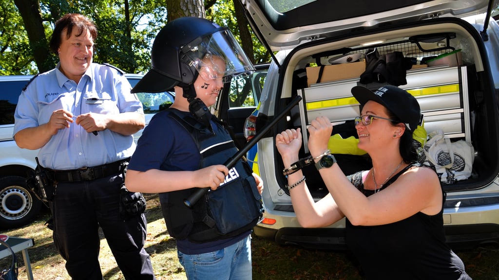 Einmal in die Rolle eines Polizisten schlüpfen und die eigene Mutter verhaften, das war beim Steckbyer Kinderfest möglich.
