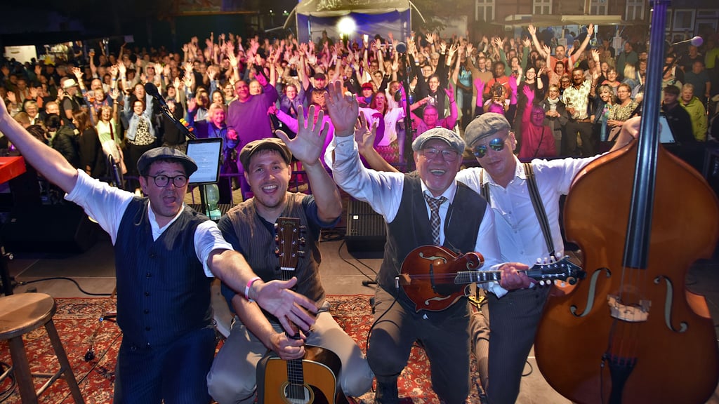 Die vier Musiker von The Real Donkeybeat aus Haldensleben und Magdeburg begeisterten die Besucher des Altstadtfestes am Sonnabendabend auf dem Hagentorplatz mit stampfenden Beats, mitreißenden Songs aus ihrem Repertoire, das von Bob Dylan bis zu Daft Punk reicht.