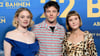 Die Schauspieler Luna Wedler und Jannis Niewöhner mit der Autorin Caroline Wahl (rechts) bei der Premiere des Films „22 Bahnen“ in Berlin am 24. August. (Archivbild)