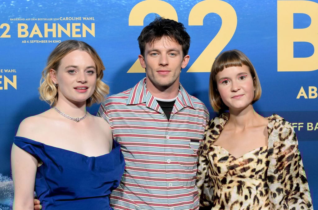 Die Schauspieler Luna Wedler und Jannis Niewöhner mit der Autorin Caroline Wahl (rechts) bei der Premiere des Films „22 Bahnen“ in Berlin am 24. August. (Archivbild)