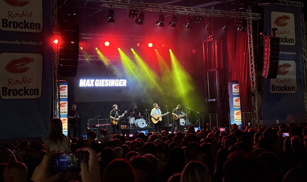 Groß war das Gedränge, als Sänger Max Giesinger mit seiner Band am Sonnabend auf dem Haldensleber Marktplatz seine erfolgreichsten Lieder spielte.