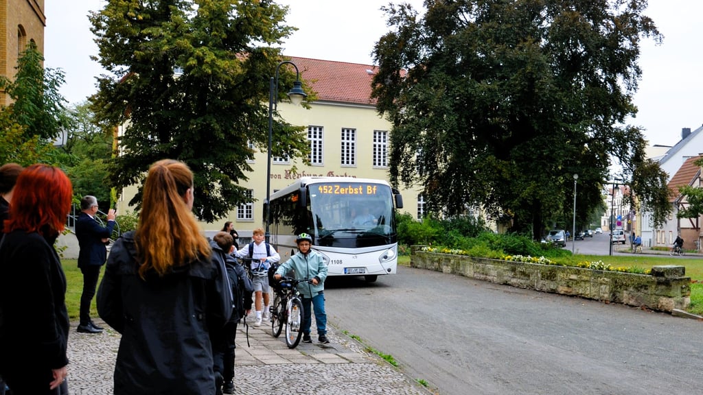 Statt die Schüler des Gymnasiumstandorts in der Jeverschen Straße an der Haltestelle Dessauer Straße abzusetzen, fuhren die Busse eine Schleife und setzten die Fahrschüler direkt vorm Schulgebäude ab.
