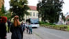Statt die Schüler des Gymnasiumstandorts in der Jeverschen Straße an der Haltestelle Dessauer Straße abzusetzen, fuhren die Busse eine Schleife und setzten die Fahrschüler direkt vorm Schulgebäude ab.
