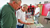 Der Stammtisch Königsauer Heimatgeschichte hat in der Feuerwehrhalle seinen Stand aufgebaut und blickt zurück auf das frühere Königsaue.