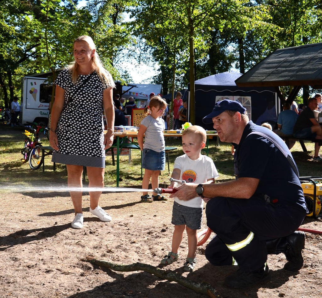 Bei den Mitgliedern der Ortsfeuerwehr Steckby konnte sich der Nachwuchs im Zielspritzen versuchen.