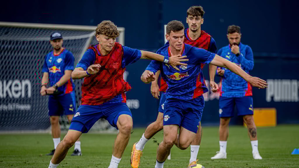 Robert Ramsak am Ball beim Training von RB Leipzig.