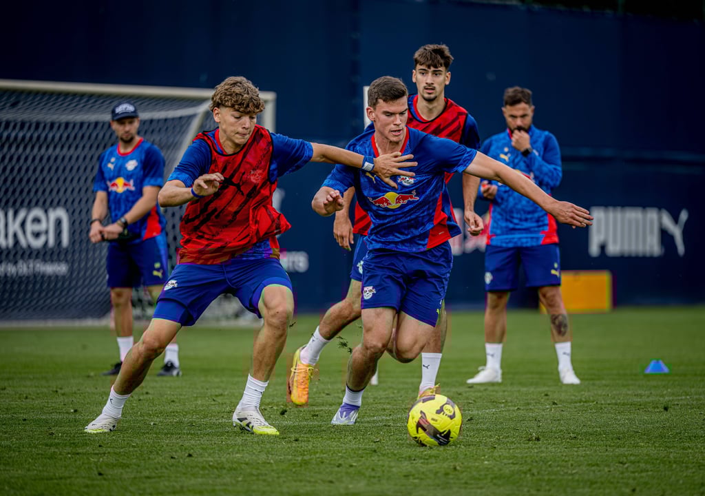 Robert Ramsak am Ball beim Training von RB Leipzig.