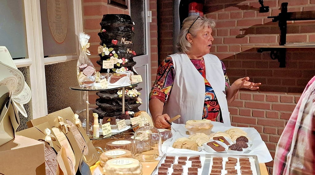 Gleich zu Beginn des viertägigen Ausflugs des DRK ins Wendland und die Lüneburger Heide wird es lecker. Eine Mitarbeiterin der ersten Salzwedeler Baumkuchenfabrik erklärt, wie der traditionelle Baumbuchen zu seinen Ringen kommt.