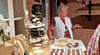 Gleich zu Beginn des viertägigen Ausflugs des DRK ins Wendland und  die Lüneburger Heide wird es lecker. Eine Mitarbeiterin der ersten Salzwedeler Baumkuchenfabrik erklärt, wie der traditionelle Baumbuchen zu seinen Ringen kommt. 