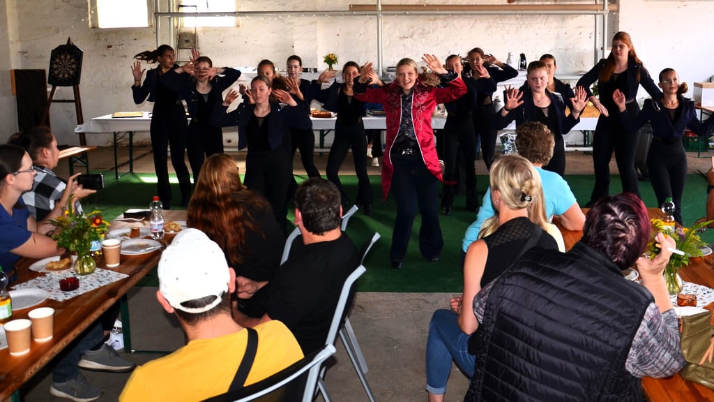 Neben den Großen Tanzsternen traten die Crazy Dancers des Bühnen-, Tanz- und Showvereins O'Blue beim Dorffest in Hohenlepte auf.