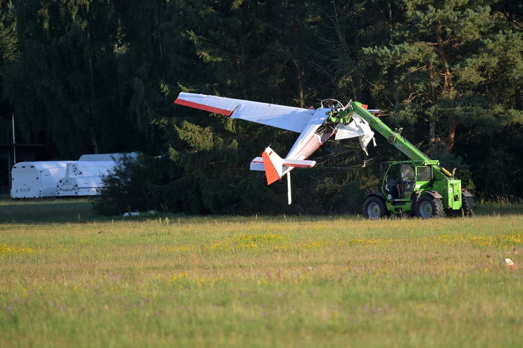 Beim Absturz eines Kleinflugzeugs in Brandenburg sind zwei Männer gestorben.
