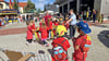 Kinder der Kita „Villa Kunterbunt“ singen und tanzen, um den Feuerwehrkameraden mit einem bunten Programm ihre Dankbarkeit zu zeigen.