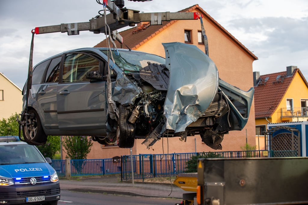 Ein Abschleppwagen hebt ein beschädigtes Auto auf die Ladefläche.