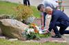 Bitterfeld-Wolfens Stadtratsvorsitzender Henning Dornack und Oberbürgermeister Armin Schenk (r.) bei der Kranzniederlegung