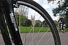 Unterwegs mit dem Fahrrad im Magdeburger Stadtpark Rotehorn. Im Hintergrund ist der Dom zu sehen.