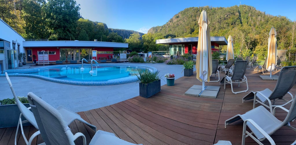 Saunenwelt Außenbecken mit Panoramablick in das sagenhafte Bodetal