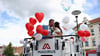 Mit einer emotionalen Geste krönt ein Börgitzer Feuerwehrmann seine Liebe: Die Fernbeziehung endet in einer bewegenden Hochzeit mit Drehleiter und Dorfempfang.&nbsp;