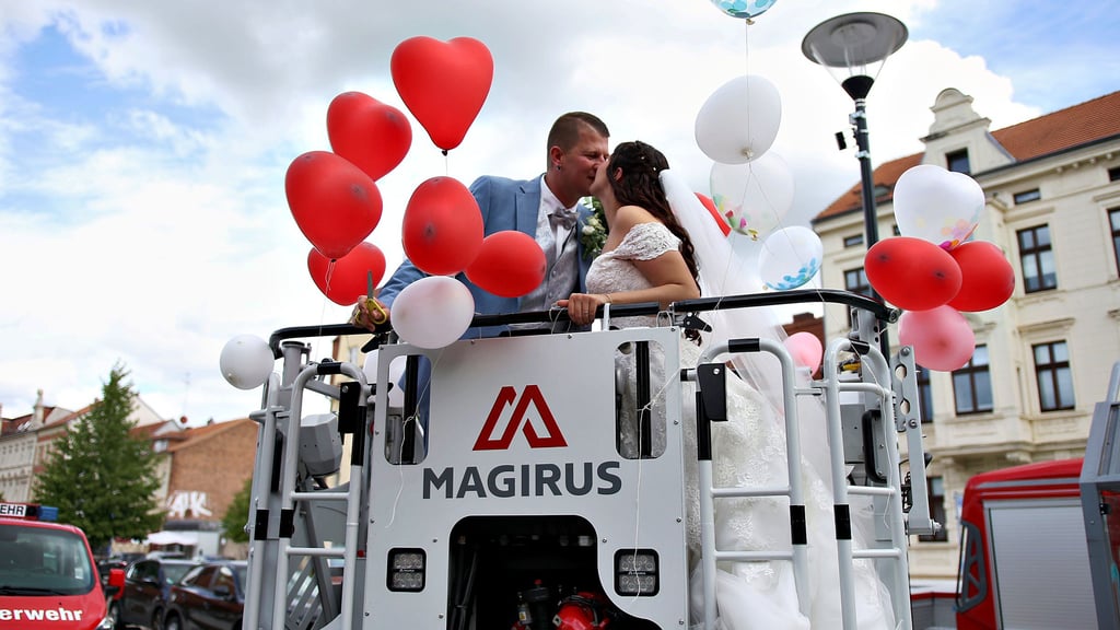 Mit einer emotionalen Geste krönt ein Börgitzer Feuerwehrmann seine Liebe: Die Fernbeziehung endet in einer bewegenden Hochzeit mit Drehleiter und Dorfempfang.