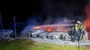 Vor einem Autohaus an der Heerener Straße in Stendal haben Dienstagnacht, 2. September 2025, elf Fahrzeuge gebrannt. 