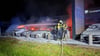Vor einem Autohaus an der Heerener Straße in Stendal haben Dienstagnacht, 2. September 2025, elf Fahrzeuge gebrannt. 