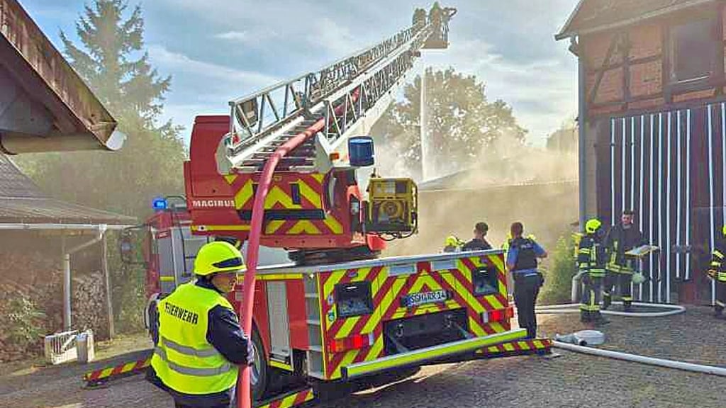 Feuerwehrleute löschten unter anderem mithilfe der Drehleiter aus Roßla.
