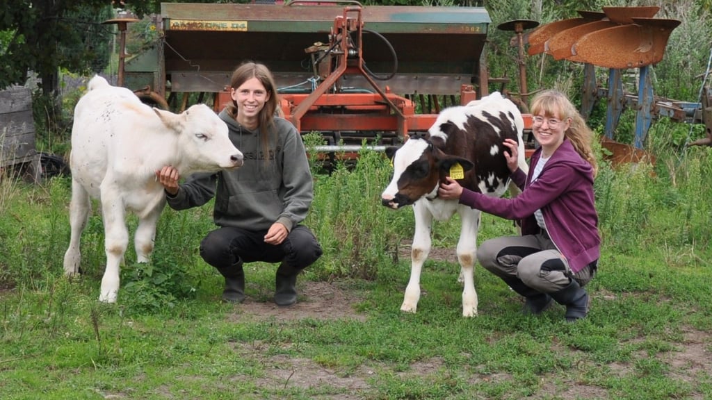 Lina Funke (li.) und Stephanie Steden auf dem Ökohof in Schopsdorf.