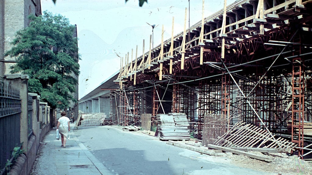 Dieses Foto stammt von 1969 und zeigt den Bau der Hochstraße. Eingeweiht wurde sie am 7. Oktober 1971, zum Reupublikgeburtstag der DDR.