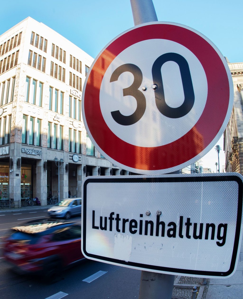 An etlichen Hauptstraßen entfällt Tempo 30, weil die Luft dort wieder besser ist. (Archivbild)