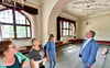 Karin Burgold, Silvia Ristow, Kerstin Schannor und Holger Dittrich schauen sich im Goethezimmer des Bernburger Kurhauses um, das derzeit umgebaut und restauriert wird.